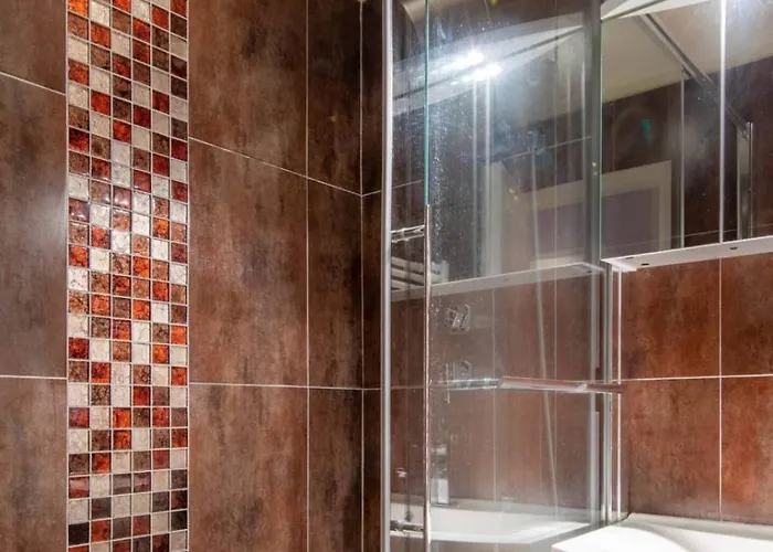 Spacious 1 Bedroom In Apartment *